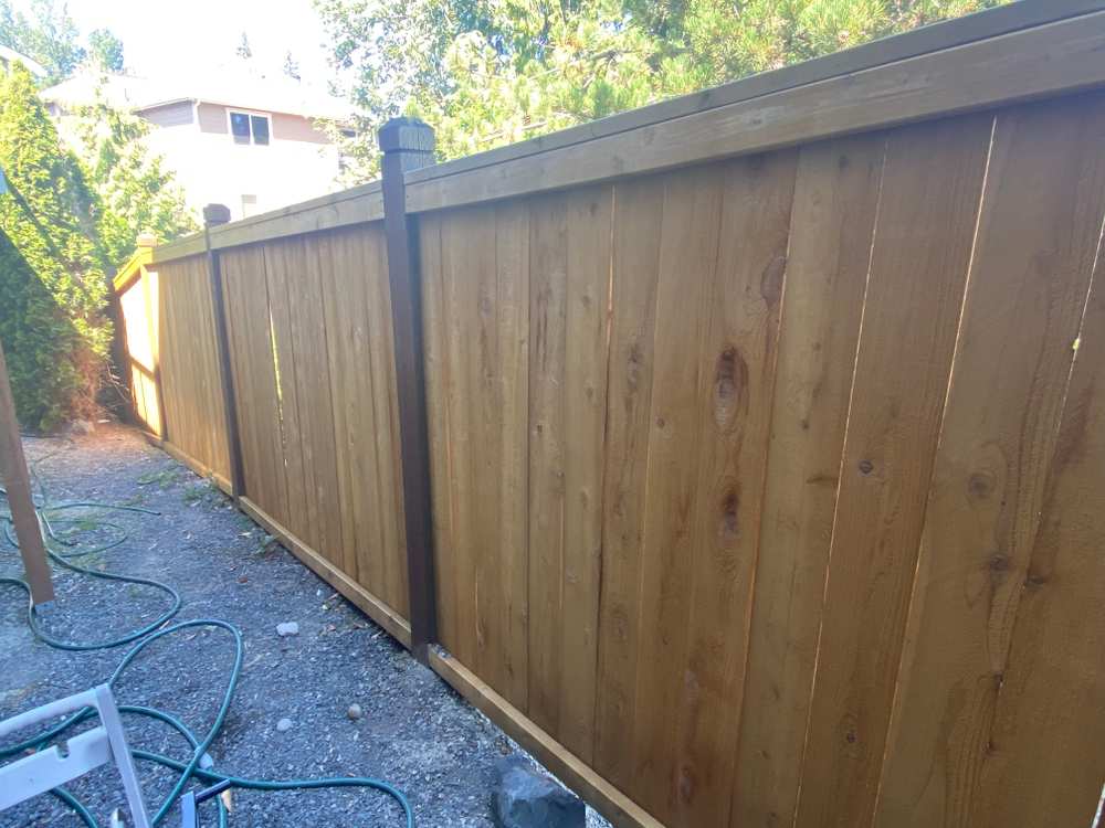 Vanhousing painter deck & fences Everett